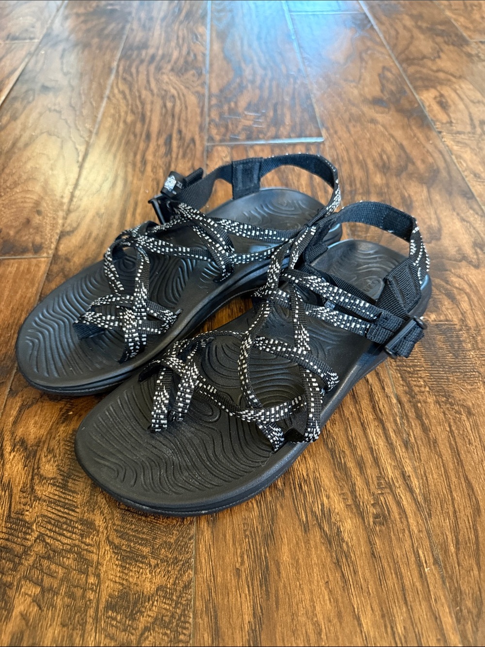 Chaco Black Strappy Outdoor Sandals, size women’s 9 - Picture 2 of 11